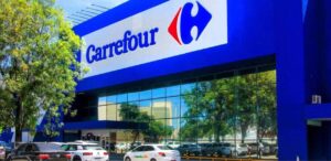 Fachada do Carrefour Brasil, destacando a marca da varejista, que anunciou o fechamento de capital e deslistagem da B3.