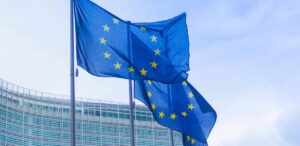 Taxa de Inflação na Zona do Euro desacelera para 2,2% em março, impactando custos de vida e preocupações econômicas.
