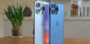 Dois iPhones 14 Pro, um branco e outro azul, fabricados na Índia, com câmeras traseiras visíveis e design detalhado.