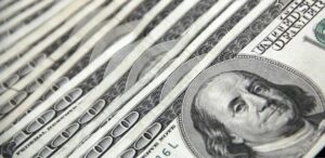 Dólar cai 1% com retaliação comercial da China aos EUA e impacto no câmbio brasileiro