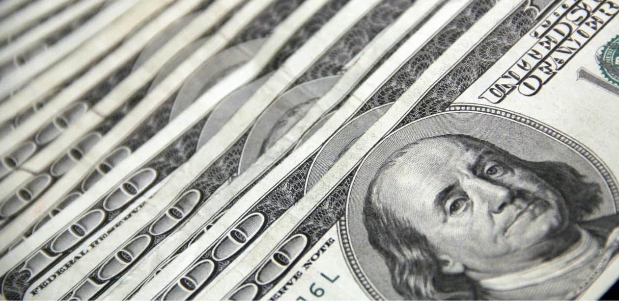 Dólar cai 1% com retaliação comercial da China aos EUA e impacto no câmbio brasileiro