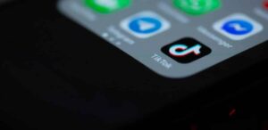 Tarifas de Importação no TikTok: Impacto das tarifas no comércio entre EUA e China, com fornecedores chineses oferecendo alternativas aos consumidores americanos.