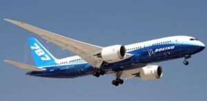 Ações da Boeing caem após rumores de suspensão de compras pela China, impactando o mercado financeiro.