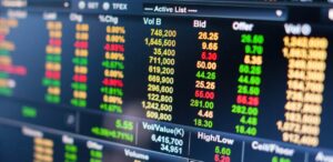 Gráficos financeiros e dados sobre valorização de moedas no mercado.
