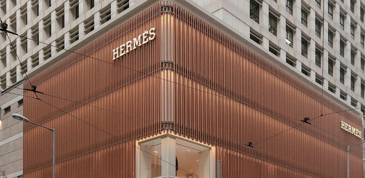Hermès ultrapassa LVMH em valor de mercado, destacando-se no mercado de luxo da Europa.