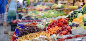 Frutas e vegetais frescos à venda em mercado local na China, refletindo pressões deflacionárias na China.