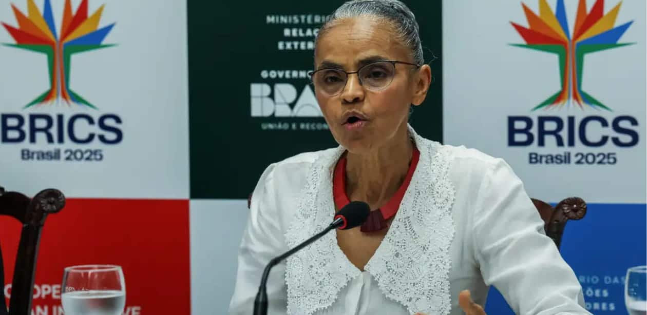 Marina Silva discursa sobre transição energética no BRICS 2025, destacando desafios e oportunidades para a redução dos combustíveis fósseis.