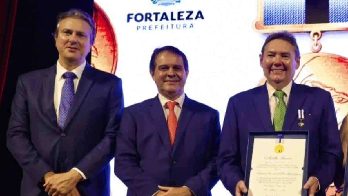 Ivens Dias Branco Jr. recebe a Medalha Iracema da Prefeitura de Fortaleza durante solenidade oficial no Teatro São José.