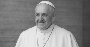 Papa Francisco morre aos 88 anos; imagem serena em preto e branco com expressão tranquila e vestes papais.