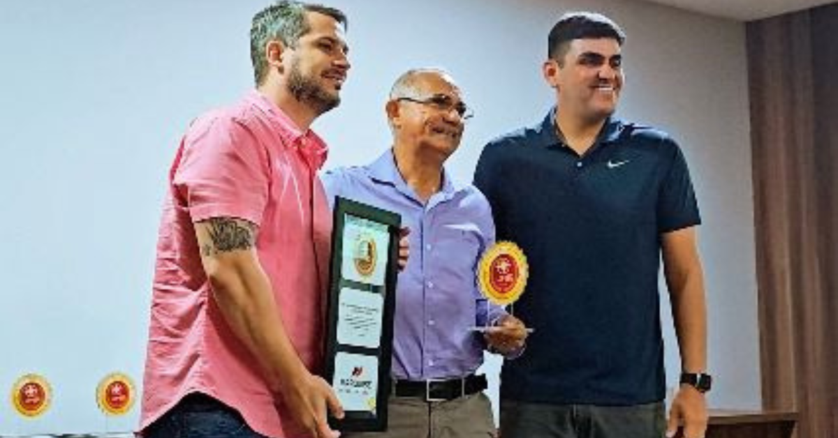 Representantes da Marquise Incorporações recebem o Selo Lumen de Responsabilidade Social durante cerimônia em Fortaleza