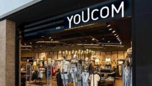 Fachada de loja da YouCom representa como a YouCom avança no varejo com crescimento superior ao da Renner em 2023.