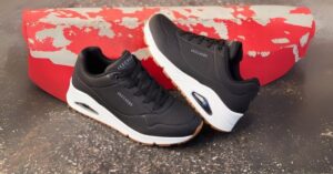 A imagem mostra um par de tênis da Skechers para representar que a 3G Capital compra Skechers