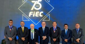 A imagem mostra os industriais que receberam a Medalha do Mérito Industrial 2025