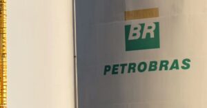 A imagem mostra um tanque da Petrobras para representar ações da Petrobras.