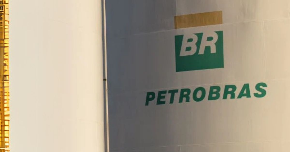 A imagem mostra um tanque da Petrobras para representar ações da Petrobras.