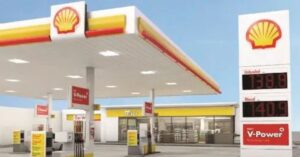 A imagem mostra um posto da Shell para representar as ações da Shell