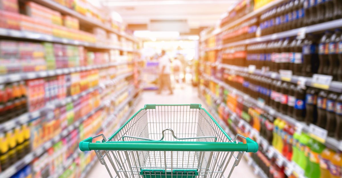 A imagem mostra o corredor de um supermercado para representar a Alta no preço dos alimentos.