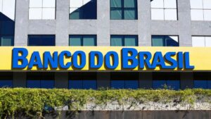 Lucro do Banco do Brasil cai 20,7% no 1º trimestre e fica abaixo do previsto. Nova regra do BC e inadimplência pressionam o resultado.