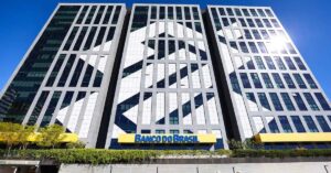 A imagem mostra a fachada do Banco do Brasil para representar que o Banco do Brasil no agronegócio