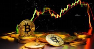 A imagem mostra moedas de Bitcoin para representar que o Bitcoin ultrapassa US$ 100 mil e impulsiona mercado de criptomoedas