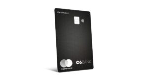 A imagem mostra um cartão do C6 Bank para representar que o C6 Bank projeta alta da Selic para 14,75% nesta semana