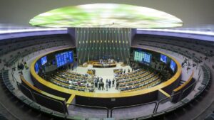 Com aval da Câmara, reajuste de servidores federais será feito em duas etapas; proposta segue para análise dos senadores.