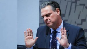 Carlos Fávaro afirma que surto em granja do RS foi contido. Brasil cumpre vazio sanitário e busca reabrir mercados para frango.