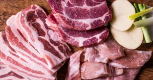 A imagem mostra vários pedaços de carne suína para representar que a Carne suína do Brasil para a Coreia do Sul terá isenção, segundo a ABPA