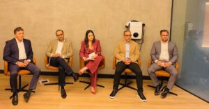 Executivos e representantes da Lexus e do Grupo New participam de coletiva de imprensa durante a inauguração da nova concessionária Lexus em Fortaleza, sentados lado a lado em ambiente corporativo.