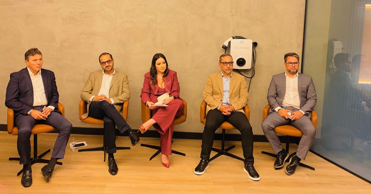 Executivos e representantes da Lexus e do Grupo New participam de coletiva de imprensa durante a inauguração da nova concessionária Lexus em Fortaleza, sentados lado a lado em ambiente corporativo.