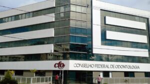 Conselho Federal de Odontologia é citado em denúncia de desvio de R$ 40 milhões; ex-funcionários relatam pressão e exoneração.