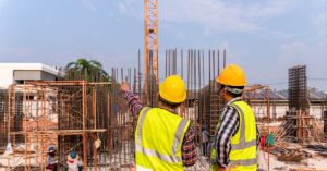 A imagem mostra dois trabalhadores em uma construção civil para representar que a Construção civil no Brasil cresce, mas juros travam mercado imobiliário