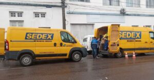 A imagem mostra vans dos Correios para representar que os Correios lançam proposta