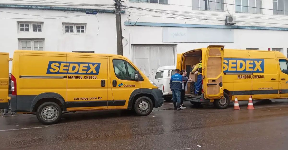 A imagem mostra vans dos Correios para representar que os Correios lançam proposta