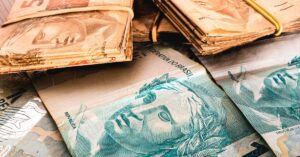 A imagem mostra dinheiro para representar o Crowdfunding no Brasil