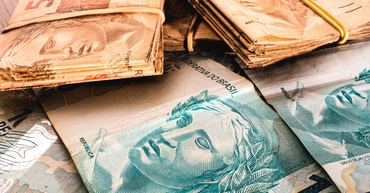A imagem mostra dinheiro para representar o Crowdfunding no Brasil