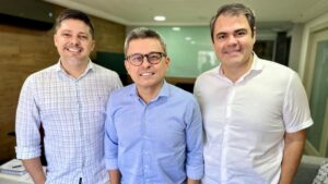 Empresários e sócios Daniel Rios, Adriano Muniz e Marco Aurélio Cabral destacando que a Engaja Comunicação é líder no Nordeste novamente.