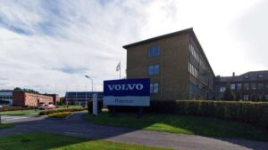Volvo planeja demissão de 3 mil funcionários para ajustar operações diante da crise na indústria automotiva global.