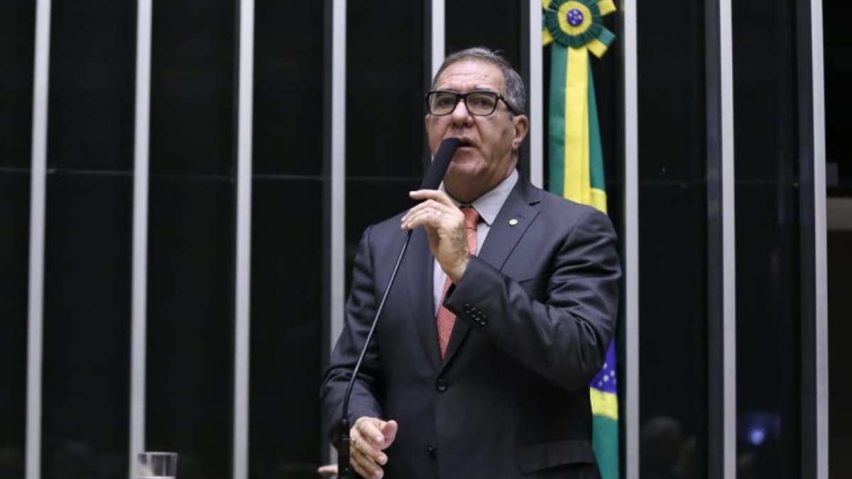 Deputado Luiz Gastão durante sessão sobre reestruturação de carreiras no Executivo federal