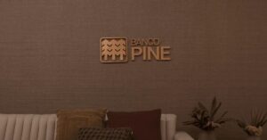 A imagem mostra uma sala com a logo do Banco Pine para representar a Divulgação de resultados do Banco Pine