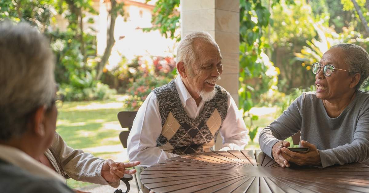 A imagem mostra idosos conversando para representar a economia prateada