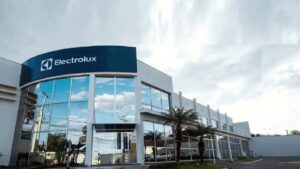 Com custos em alta e vendas desaceleradas, Electrolux aposta em eficiência e novos produtos para manter operação no Brasil em 2025.