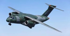 A imagem mostra um avião da Embraer para representar que a Embraer registra prejuízo no 1T25
