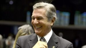 Fernando Collor preso mantém benefícios de ex-presidente, conforme garantias legais previstas no Brasil.