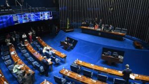 Senadores discutem o fim da reeleição no Brasil durante sessão no plenário do Senado