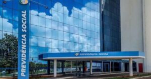 A imagem mostra a fachada da Previdência Social para representar a fraude do INSS