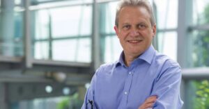 A imagem mostra o Gilberto Tomazoni, CEO da JBS para representar a IA na produção de alimentos