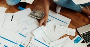 A imagem mostra vários boletos para representar as empresas inadimplentes