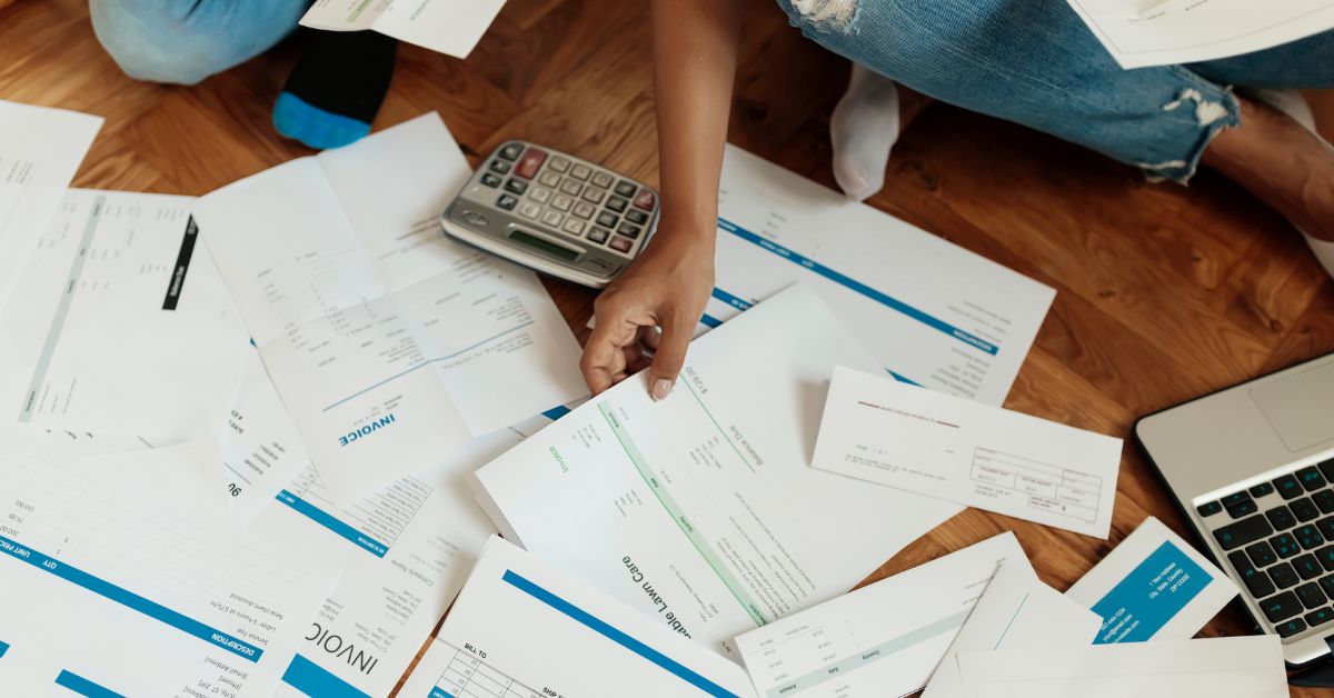 A imagem mostra vários boletos para representar as empresas inadimplentes