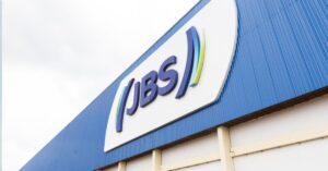 A imagem mostra a empresa da JBS para representar a dupla listagem da JBS